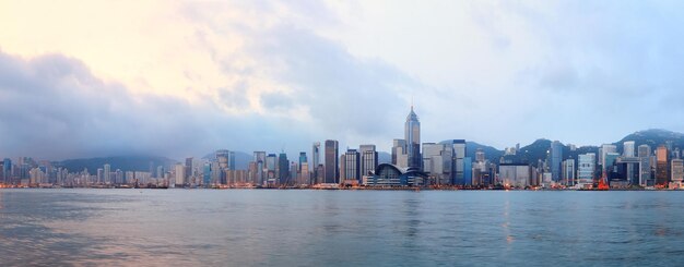 Lo skyline di Hong Kong al mattino sul Victoria Harbour.