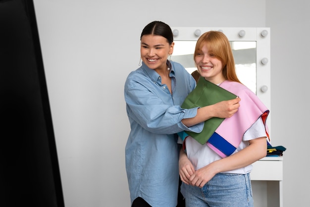 Lo specialista in colorimetria testa i cambi di tessuto sul cliente