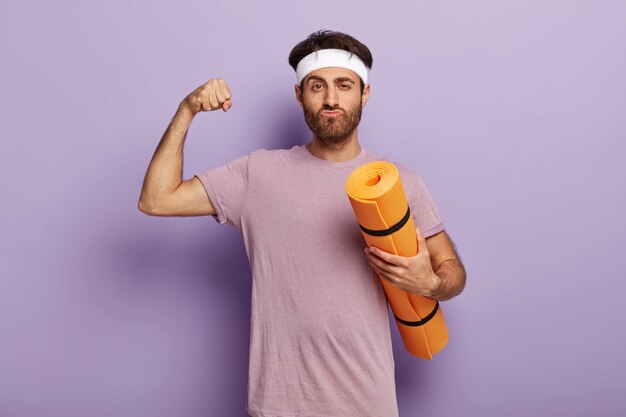 Lo sport è la mia vita. L'uomo con la barba lunga ha allenamento in palestra