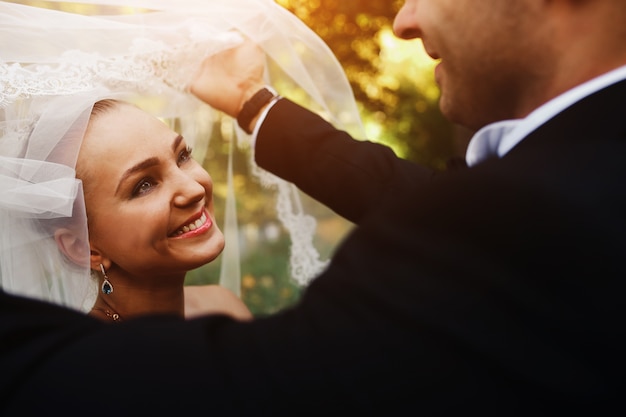 Lo sposo azienda velo della sposa