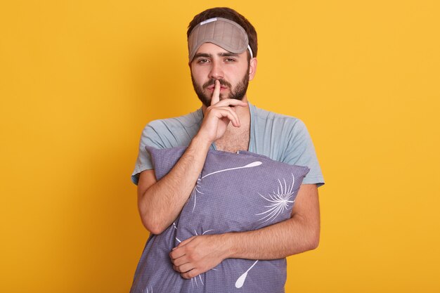 Lo studio ha sparato di bello con l'uomo della barba che sta contro la parete gialla dello studio