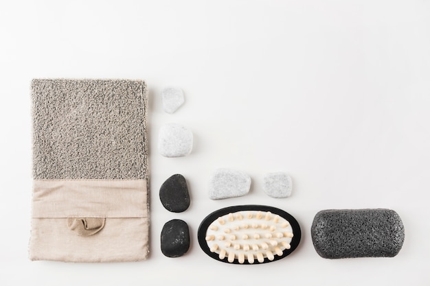 loofah; pietre spa; massaggio pennello e pietra pomice isolato su sfondo bianco