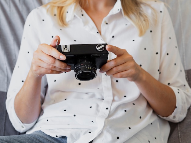 Lookig della donna di vista frontale alla macchina fotografica