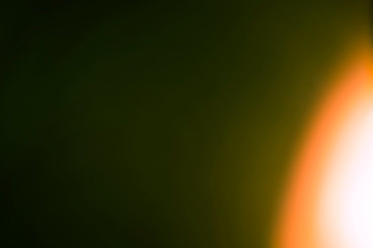 Foto gratuito luce brillante su sfondo nero
