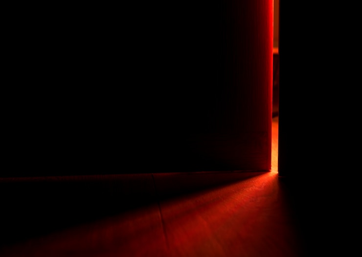 Foto gratuito luce da una porta aperta