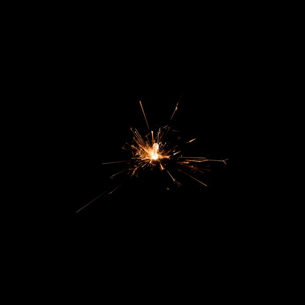 Luce del fuoco d'artificio di angolo basso alla notte sulla festa