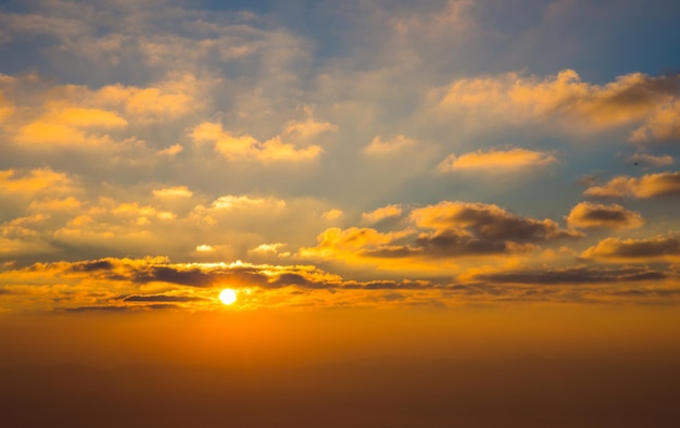 Luce del sole mattutino con sfondo blu nuvoloso.