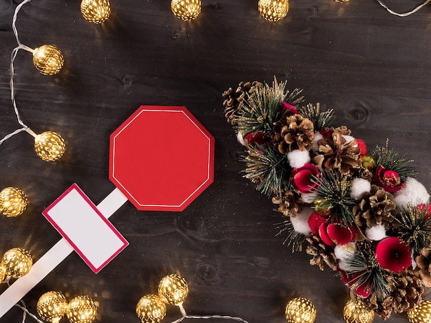 Luce di Natale su fondo in legno con decorazioni per la casa. Luci. albero di Natale