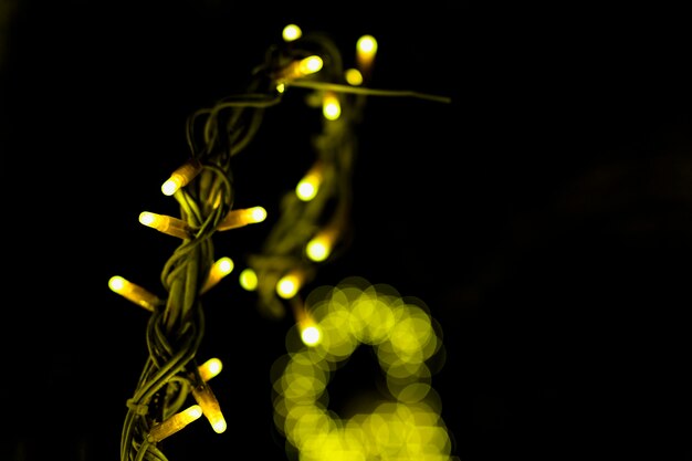 Luce fata di Natale giallo incandescente su sfondo nero