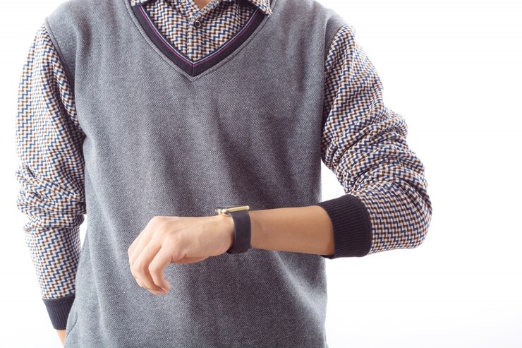 Foto gratuito luce maschio quotidiano smartwatch