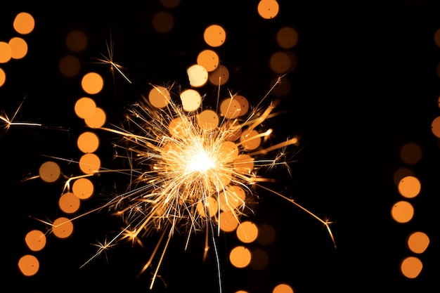 Luce per fuochi d'artificio dorata ad angolo basso