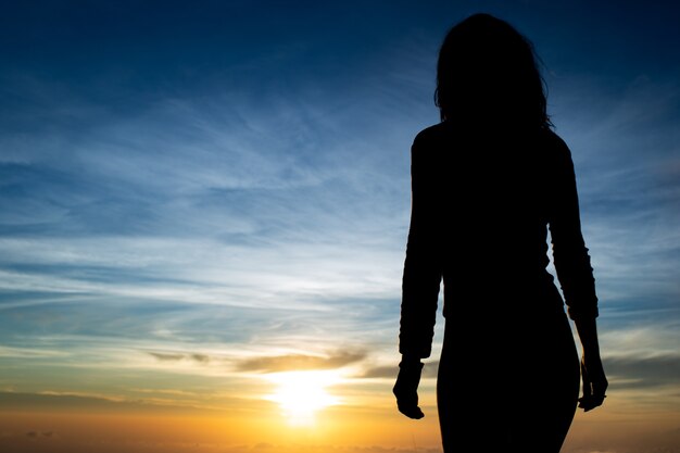 Luce posteriore. silhouette ragazza. Bali. Indonisya