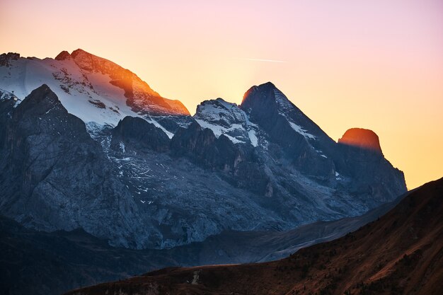 Luce solare attraverso la montagna dell'alpe