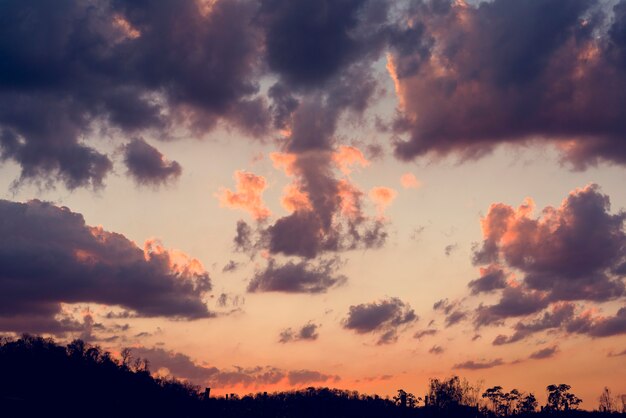 Luce solare con la scena Beauytiful del cielo blu nuvoloso