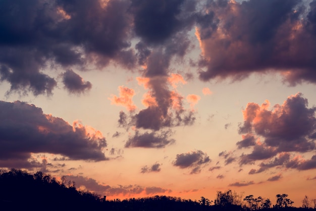 Luce solare con la scena Beauytiful del cielo blu nuvoloso