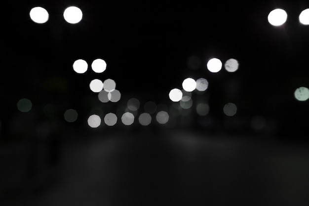 Luci bianche del bokeh su fondo nero