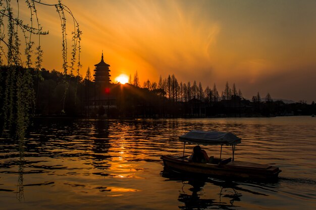 Luminoso tramonto affascinante sul Lago dell'Ovest, Hangzhou, Cina