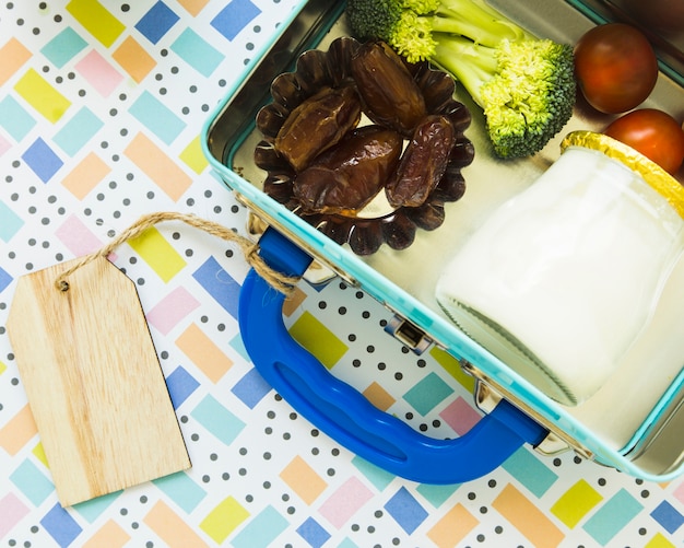 Lunchbox con etichetta e cibo