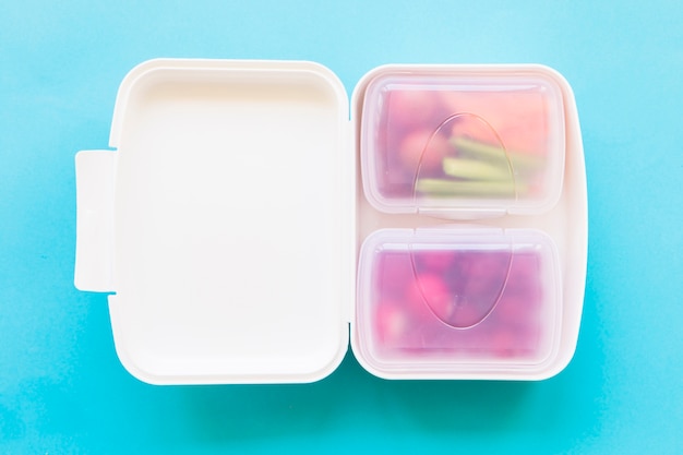 Lunchbox in plastica con cibo
