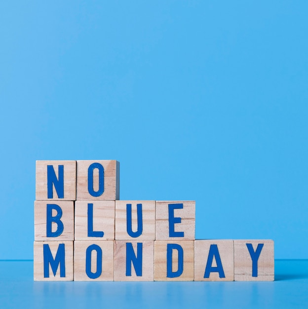 Lunedì blu con cubi di legno e copia spazio