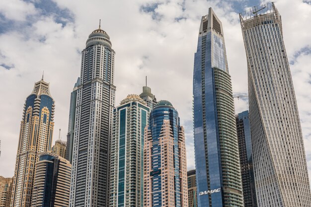 Lungomare e canale a Dubai Marina con grattacieli di lusso intorno, Emirati Arabi Uniti