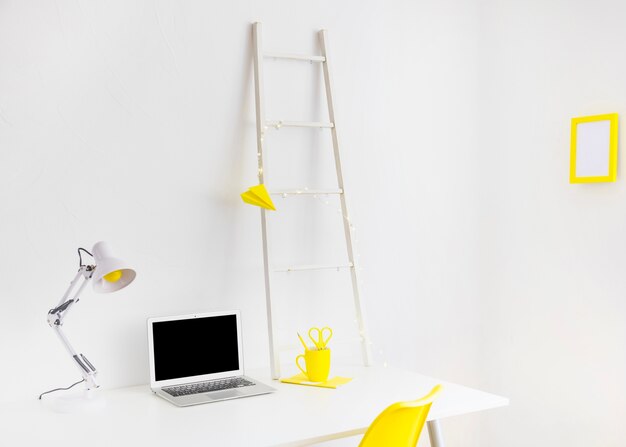 Luogo di lavoro moderno nei colori bianco e giallo con cornice