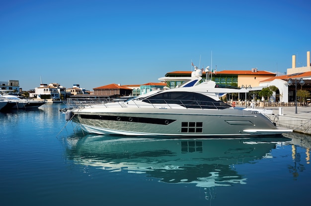 Lussuosi yacht in un porto di sera