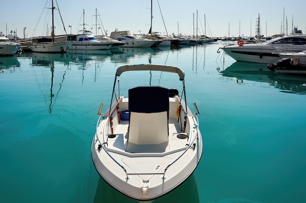 Lussuosi yacht in un porto di sera