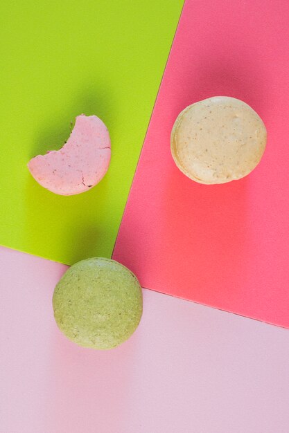 Macaron di vista superiore e macaron morso