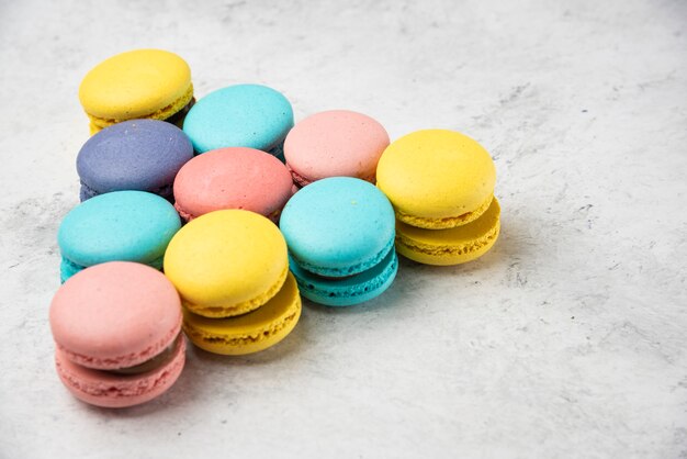 Macarons di mandorle colorati su sfondo bianco. Concetto di biliardo.