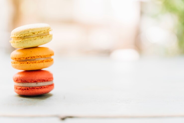 Foto gratuito macarons impilati vista frontale