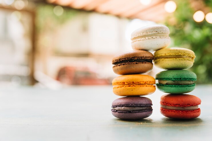 Foto gratuito macarons impilati vista frontale