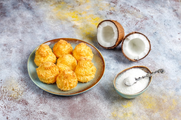 Maccheroni casalinghi deliziosi della noce di cocco con la noce di cocco fresca, vista superiore