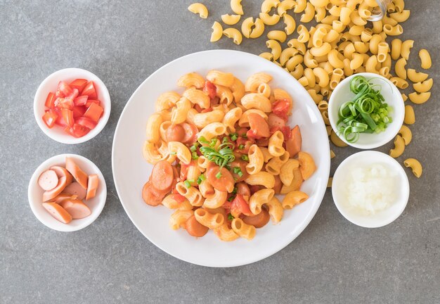 maccheroni con salsiccia