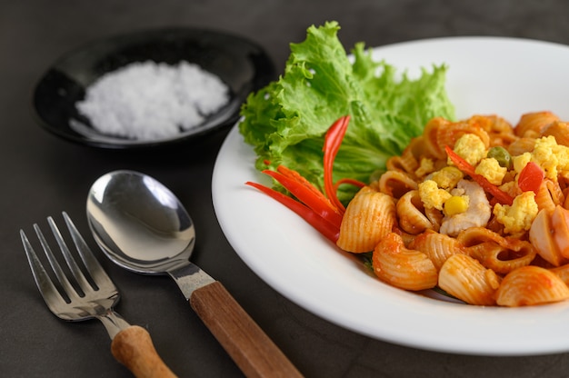 Maccheroni fritti con salsa di pomodoro e carne di maiale