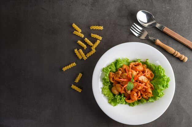 Maccheroni fritti con salsa di pomodoro e carne di maiale