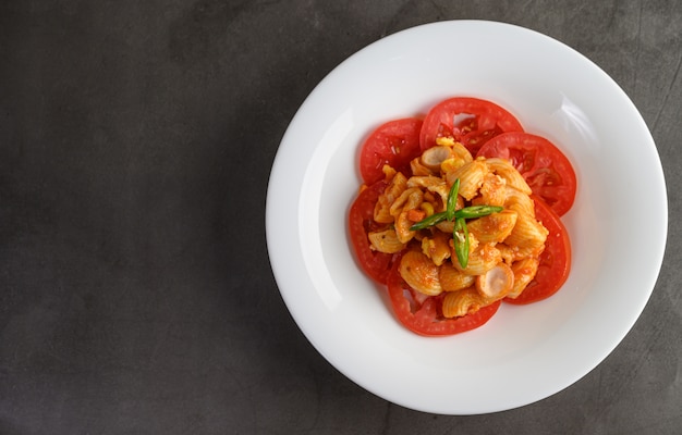 Maccheroni fritti con salsa di pomodoro