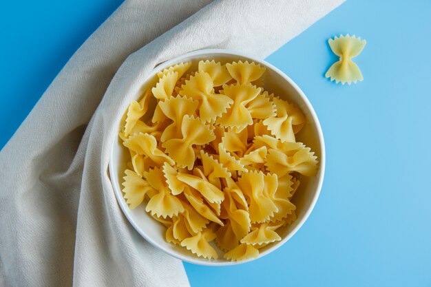 Maccheroni pasta in una ciotola su un panno