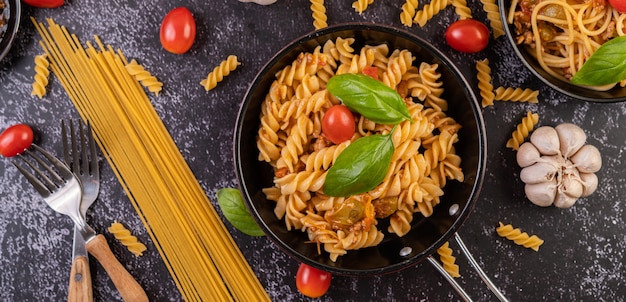 Maccheroni saltati con pomodoro e basilico in padella