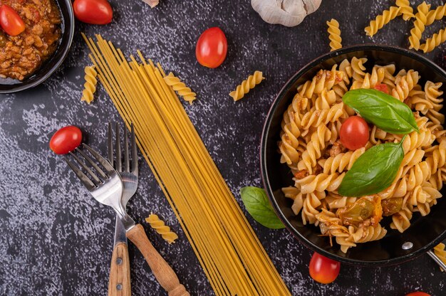 Maccheroni saltati con pomodoro e basilico in padella