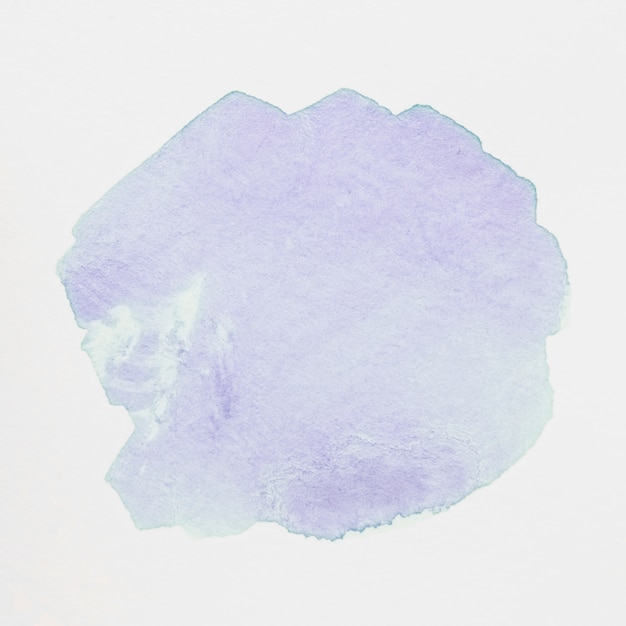 Macchia acquerello viola chiaro con lavaggio su sfondo bianco