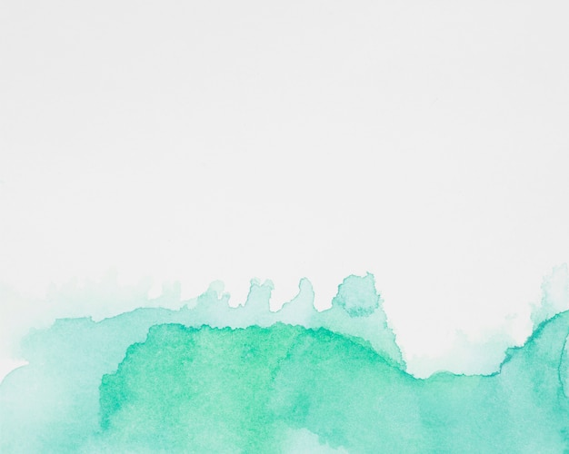 Macchie astratte acquamarina di vernici su carta bianca