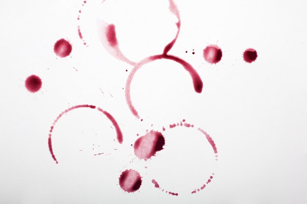 Macchie di vino rosso su tessuto bianco