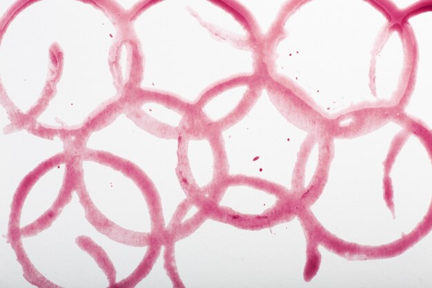 Macchie di vino rosso su tessuto bianco