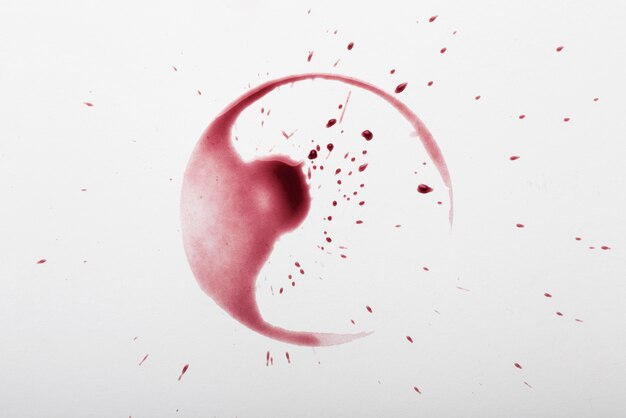 Macchie di vino rosso sul tessuto