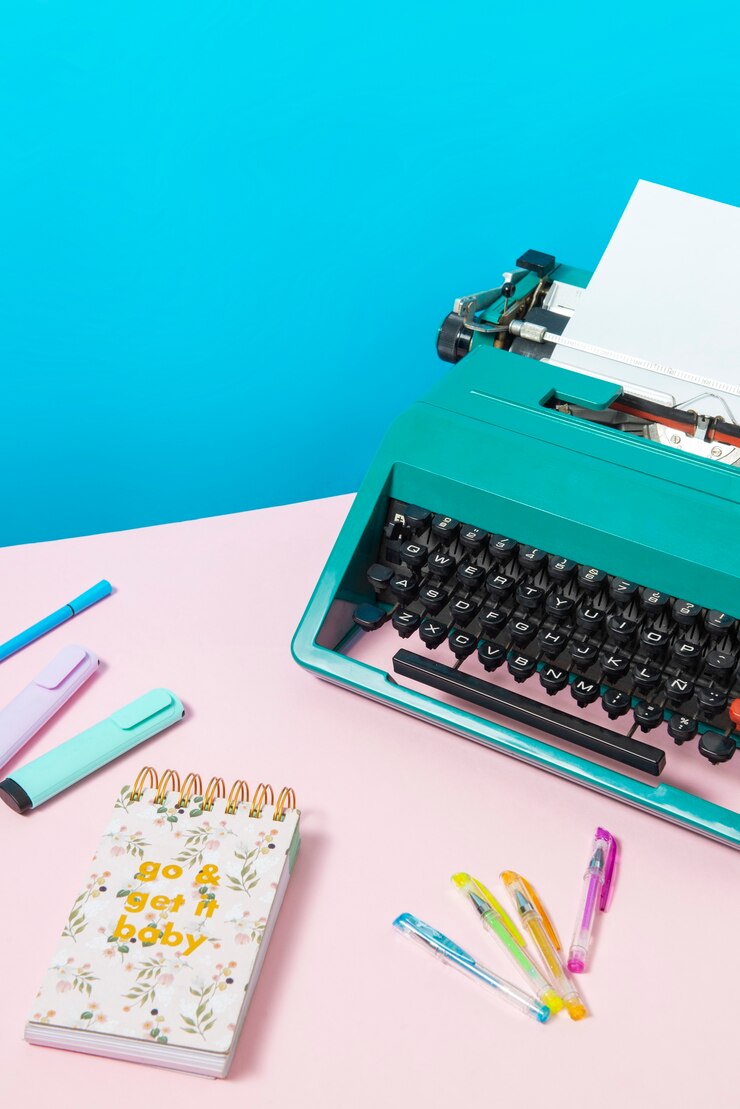 Foto gratuito macchina da scrivere retrò dai colori vivaci con tastiera e pulsanti
