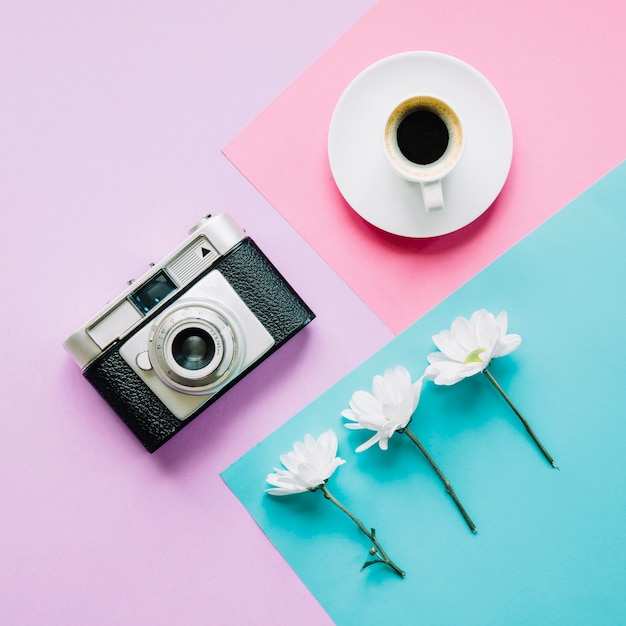 Macchina fotografica, caffè e fiori