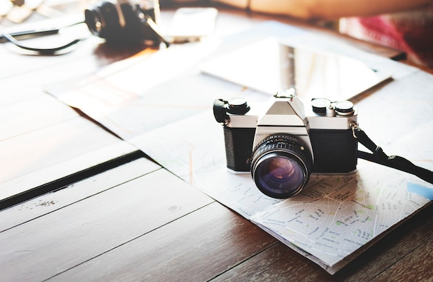 Macchina fotografica che fotografa concetto di viaggio digitale della mappa della compressa