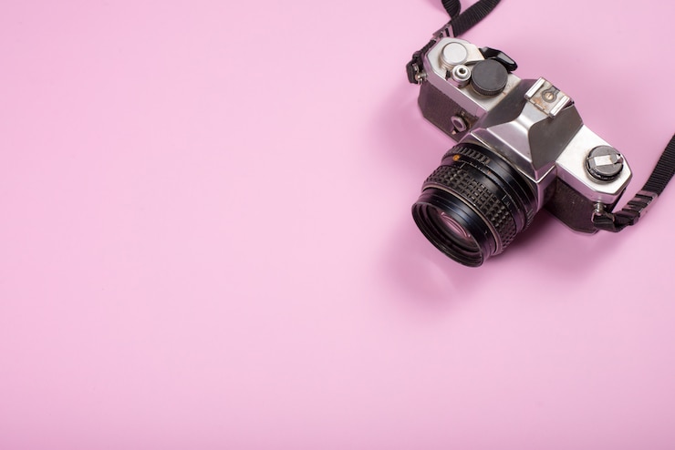 Foto gratuito macchina fotografica d&#39;epoca su sfondo rosa