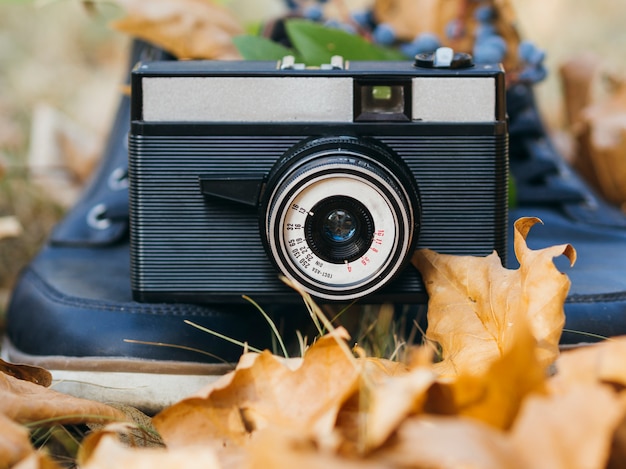 Macchina fotografica del primo piano all'aperto sulle scarpe